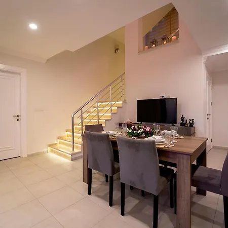 Fortuna , 5 Bedroom, Large Swimming Pool, Modern Design Villa *