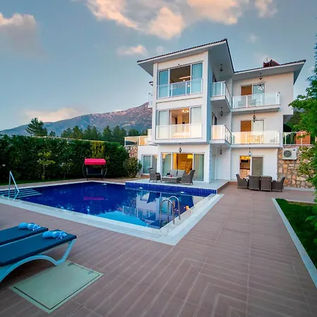Fortuna , 5 Bedroom, Large Swimming Pool, Modern Design Villa