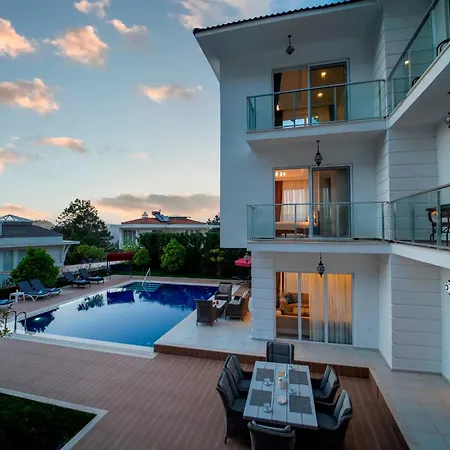 Fortuna , 5 Bedroom, Large Swimming Pool, Modern Design Villa