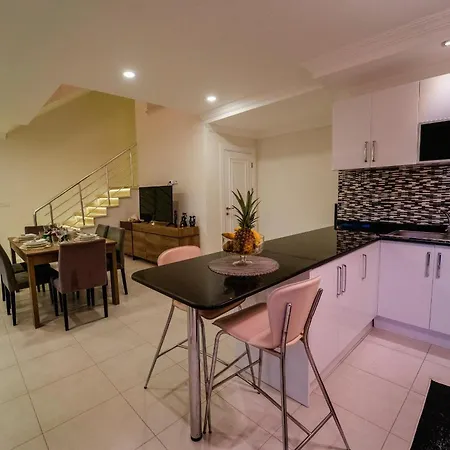Fortuna , 5 Bedroom, Large Swimming Pool, Modern Design Villa
